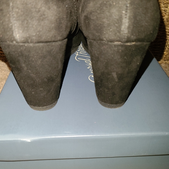 SOLD Universal Thread Booties - Picture 4 of 4